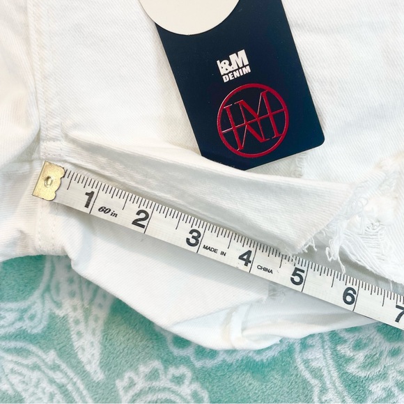 White Jean Shorts Denim Distressed Isabella Mis Rise Short NEW NWT Women’s Small - Picture 9 of 11